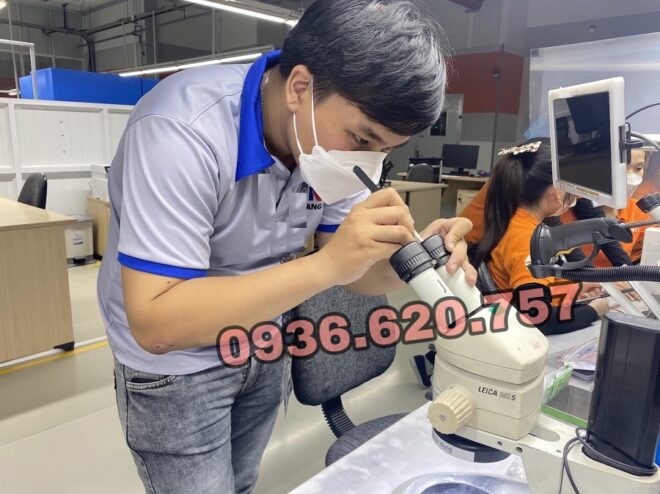 Không lau kính hiển vi bằng khăn khô hoặc giấy thô